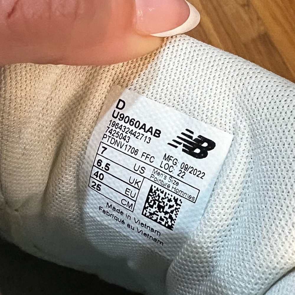 New Balance White and Black 9060 - Picture 6 of 6